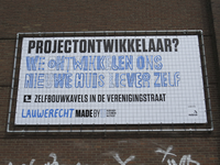 907837 Afbeelding van een groot spandoek met reclame voor de zelfbouwkavels in de Verenigingstraat te Utrecht, op de ...
